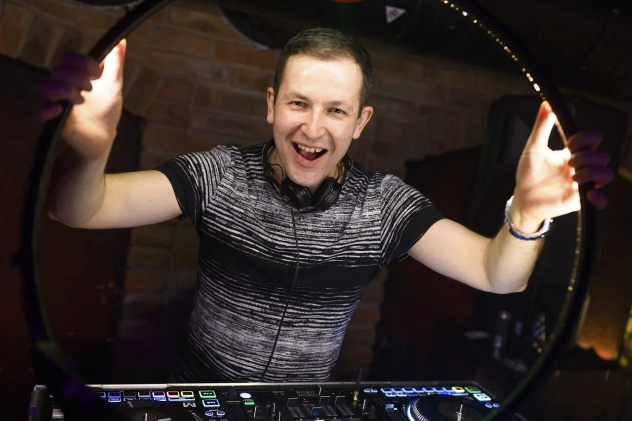 Atmosféra klubového vystoupení DJ PMC